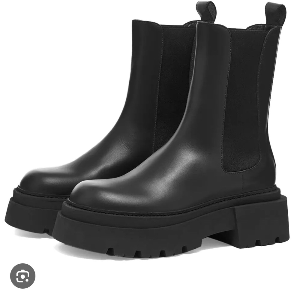 SPORTMAX by Max Mara
Black SALVIA Chelsea Boots - still available